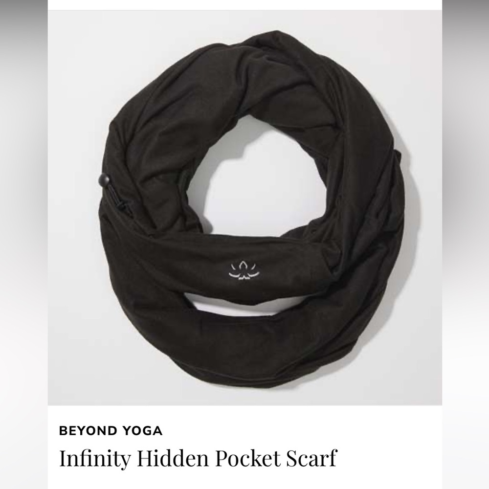 NWT- Beyond Yoga Pocket‎ Infinity Scarf- Black